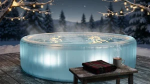 Spa gonflable illuminant un jardin enneigé en soirée d'hiver, ambiance chaleureuse et contraste hivernal