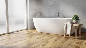 Carrelage imitation bois vieillit mieux que parquet vrai en pièce d'eau moderne et lumineuse