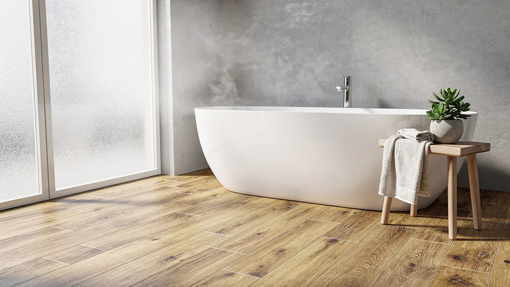 Carrelage imitation bois vieillit mieux que parquet vrai en pièce d'eau moderne et lumineuse